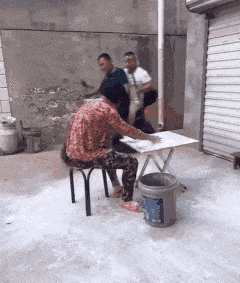  爆笑gif动态图自己赚的钱,还要自己洗衣挣回来