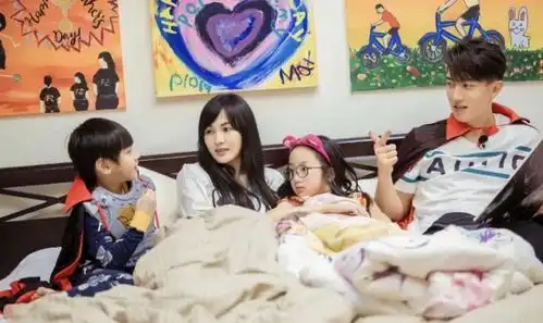  吴尊女儿neinei在家学习超认真戴黑框眼镜表情呆萌
