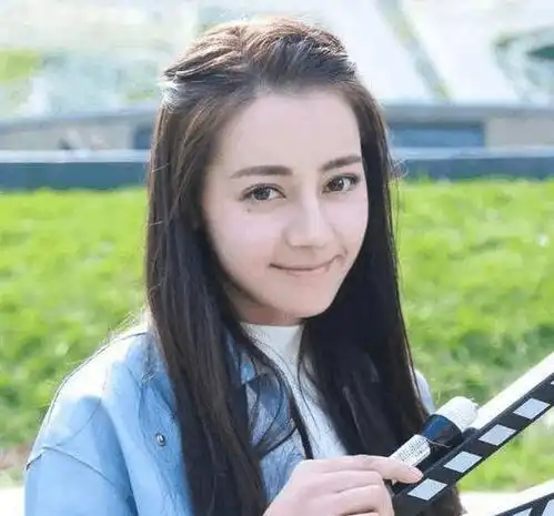 迪丽热巴配字表情包狗头