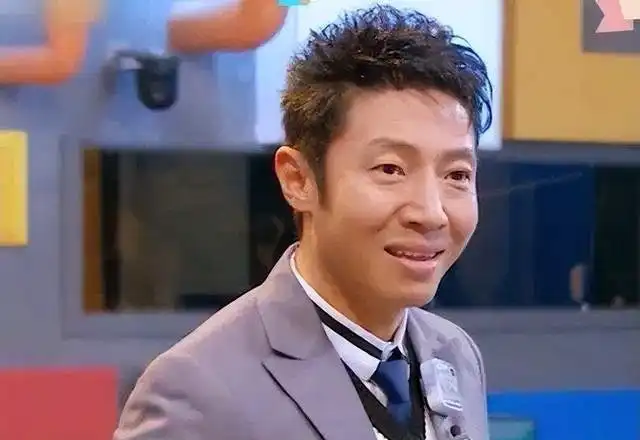  撒贝宁夫妇带龙凤胎外出吃饭,孩子非常可爱,和粉丝合影没有架子