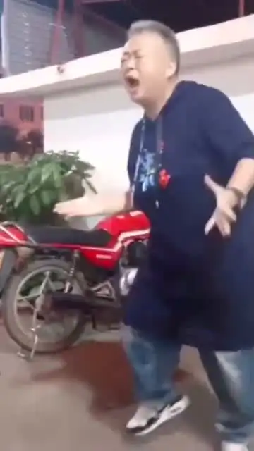  丰富的表情美美的,舞姿动感十足洒脱自娱乐,给奶奶点赞