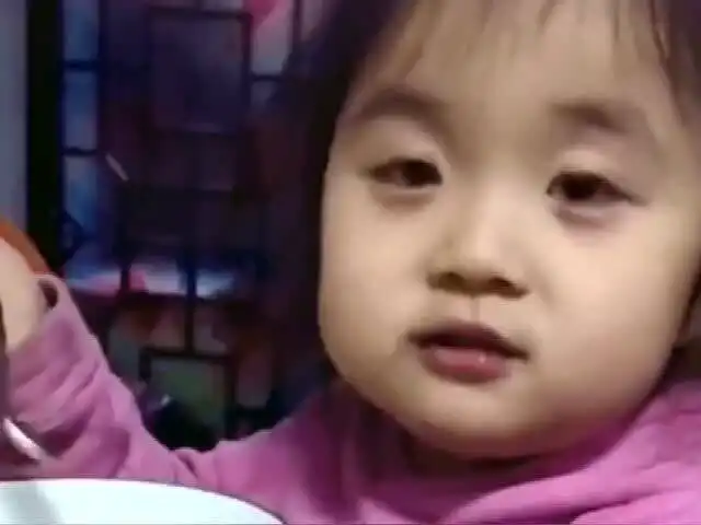  宝宝学妈妈生气的表情太可爱了吧,网友直呼想生个女儿