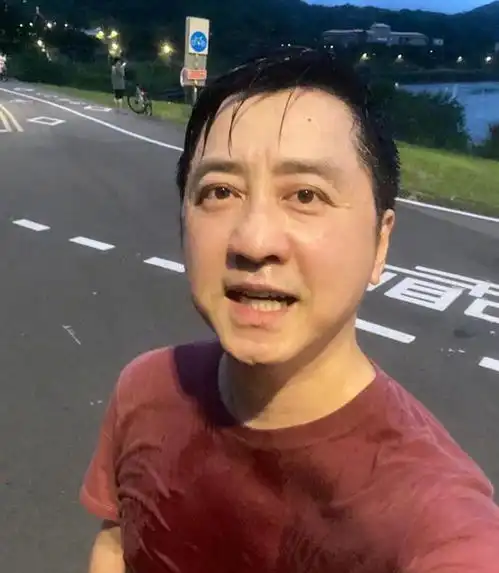  哈林庾澄庆胖了分享运动健身照和新节目互动照片