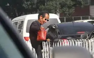  交警蜀黍把违法行人做成大头表情包提醒大家遵守交规这画风简直了,然而有人质疑