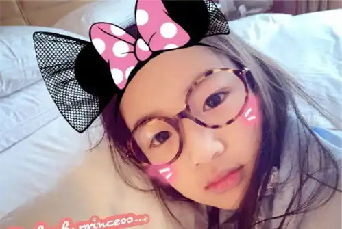  吴尊晒9岁女儿戴眼镜萌照,拿自己9岁童年照对比果然遗传了我