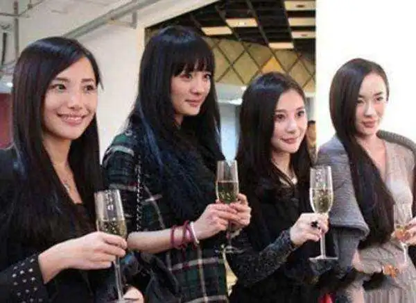  尴尬杨幂霍思燕同台朗诵,全程基本无交流,塑料花姐妹实锤