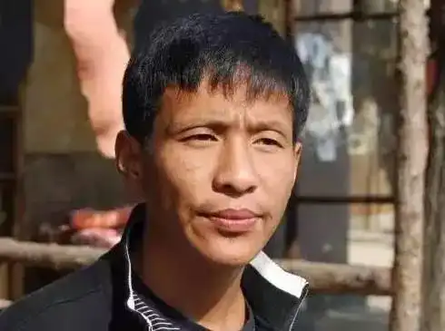  春晚舞台一夜走红,只因临时发挥说了一句话,现在37岁病情恶化