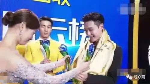  张艺兴连拿三项大奖露酒窝傻笑不停太快了吧