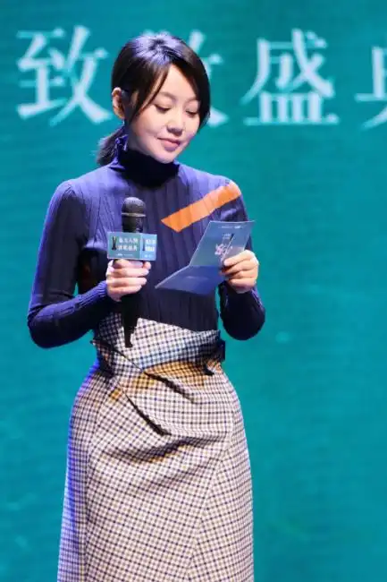  50岁闫妮素颜走机场,颈纹暴露真实年龄,但简约风造型优雅又高级