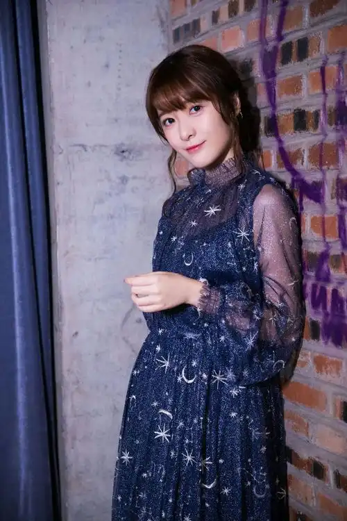  徐娇机场秀显轻熟女风采,衣品越来越好,星爷眼光果然不错