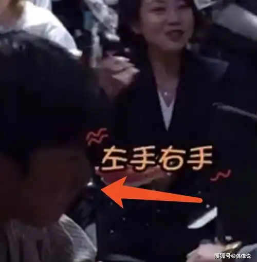  闫妮唱tfboys成名曲,跑调却不知道,角落里王源表情抢镜