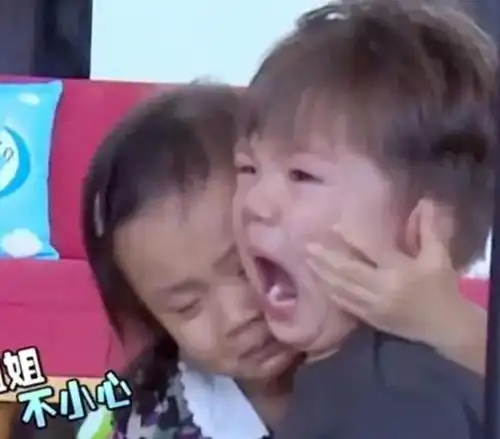  霍思燕李小璐聚会,嗯哼右脚受伤坐轮椅,甜馨长高好多互动超友爱