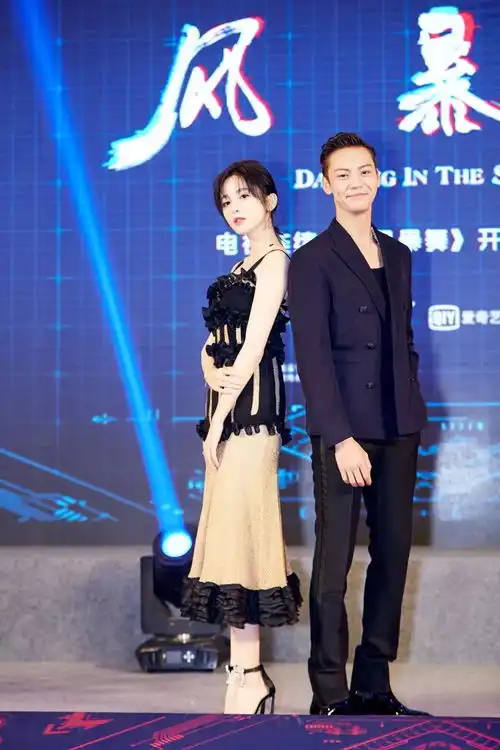 银巢服装定制今年夏天有了这件单品,就可以好看时髦风靡全球了