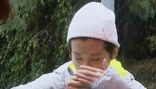  鹿晗被强行安利特产,谁注意他品尝时一闪而过的表情嫌弃就别来