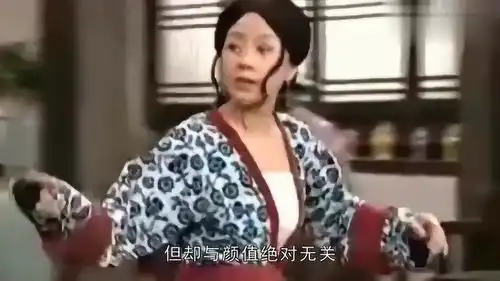  48岁闫妮冻龄神话破功机场发福照一言难尽,网友神评膨胀了