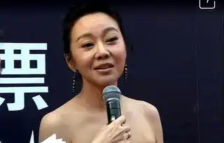  风情万种佟掌柜闫妮在直播镜头下竟如此显老