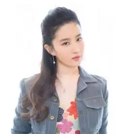  刘亦菲台上大笑不止小表情超萌吗