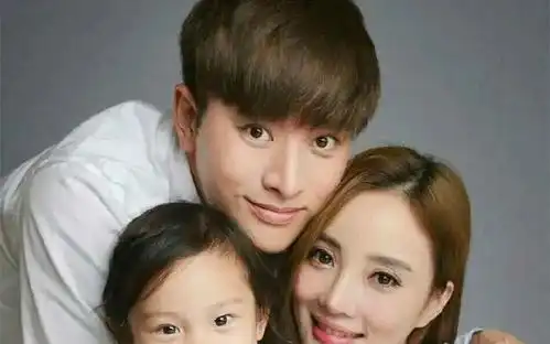 李小璐晒视频把甜馨亲成表情包,母女同款发型穿搭,像俄罗斯套娃