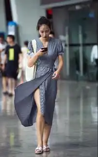  街拍美女简约不失时尚,显露身材,还透着迷人气质