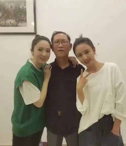  佟丽娅董璇两大女神同框互相倚靠佟爸爸,暴露出彼此真实关系