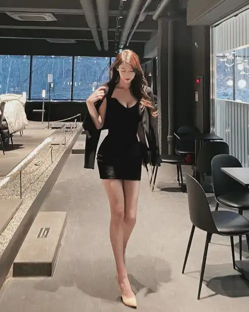  美女模特,蜂腰大长腿,凹凸有致,请你吃晚饭你去不去