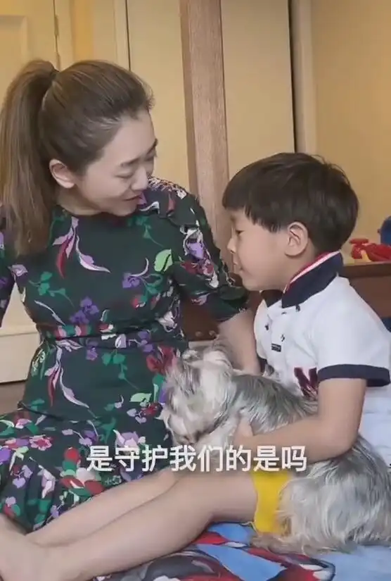  月亮姐姐儿子紧搂妈妈脖子大哭表情委屈惹人心疼