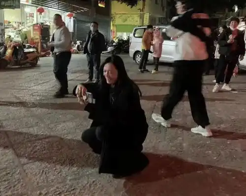  43岁姚晨回老家过年,被拍素颜生图,表情扭曲白发多仍被赞有气质