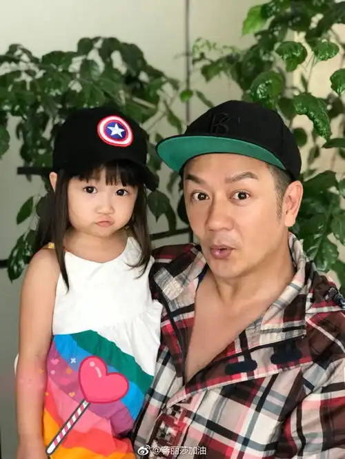  陈浩民与女儿卖萌合照,网友直呼贝拉超可爱好治愈系