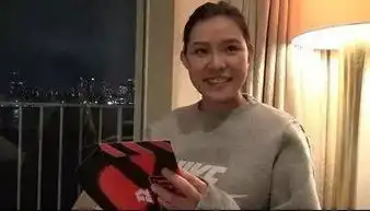  女生怎么样自拍才显得脸小
