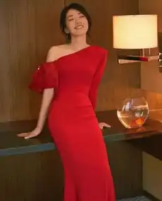  48岁闫妮素颜长啥样看到照片后,网友女神变大妈