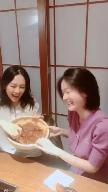  章子怡最爱的95后女星是她,两人私下聚会像姐妹,相差18岁无话不谈