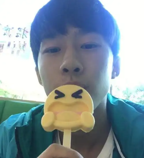  周冬雨参加北电同学聚会,大手笔包大家吃喝,合照时笑出了表情包