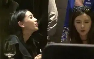  我天老烟枪baby和姐妹淘聚餐抽电子烟动作娴熟