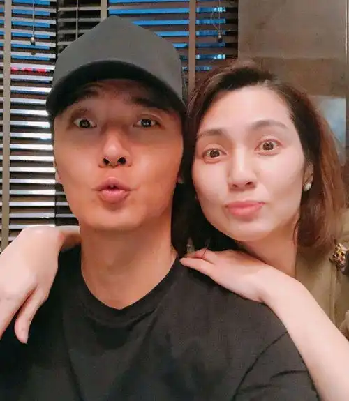  被传协议离婚,洪欣晒全家福称天伦之乐,张丹峰甜蜜互动力破谣言