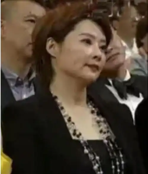 闫妮图片表情包谢楠