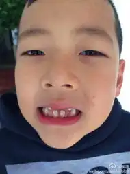  李湘郭涛两家聚会包饺子王诗龄小石头亲密玩耍