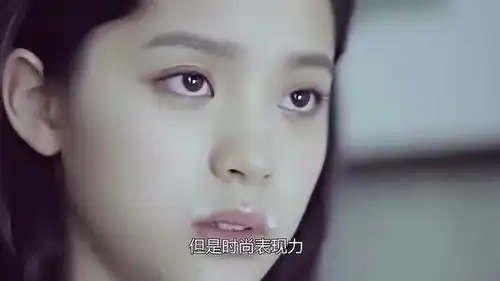  欧阳娜娜放弃少女路线,穿像素裤走机场,戴黑框眼镜变傻大姐