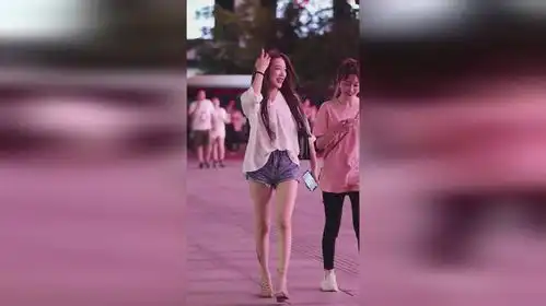  大长腿美女表情开心,让人遐想
