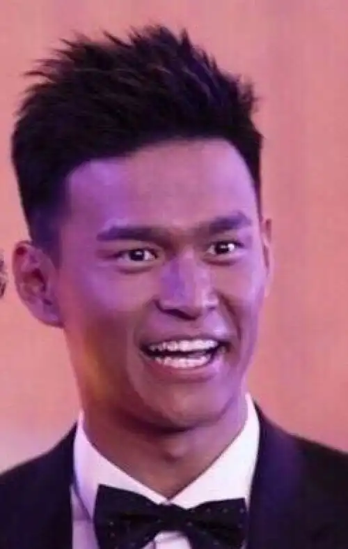  孙杨训练被晒黑不动简直是蜡像,合照傻笑成表情包