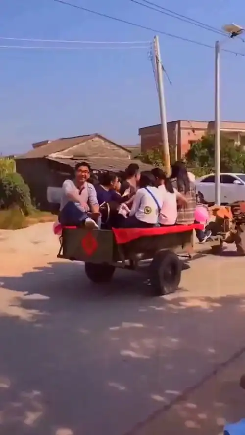  宝马奔驰来接亲算什么看看我们的拖拉机,贼拉风