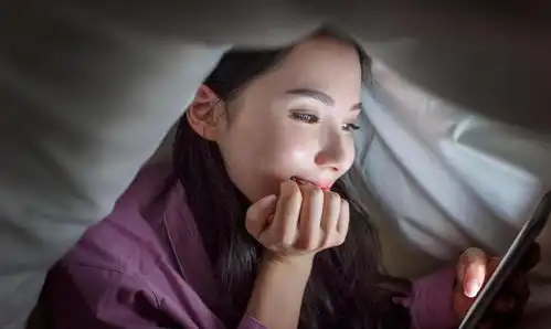  喜欢睡前玩手机的人,时间久了会怎样要当心落下这3个毛病