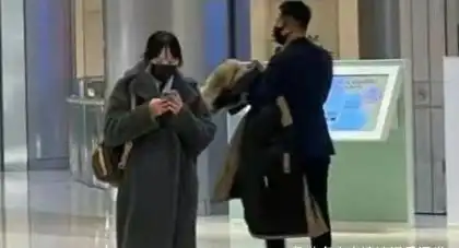  大s离婚后与闺蜜聚会搂着小p老师头靠头,脸色憔悴表情高冷