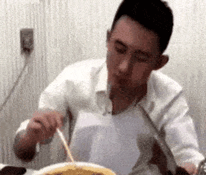  搞笑gif趣图酒不能多喝,每次就喝一杯就好了