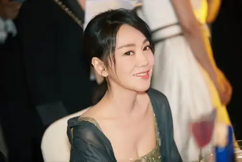  2007年闫妮去买房,售楼小姐这套不错才1200万,买么