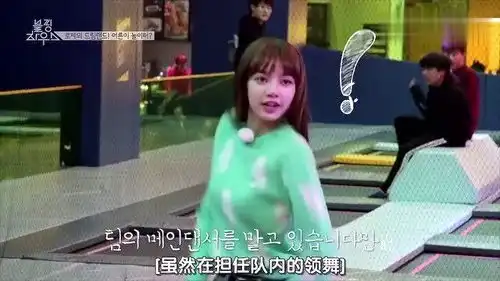  lisa玩蹦床跳不起来,累出表情包,干脆跳起了热舞