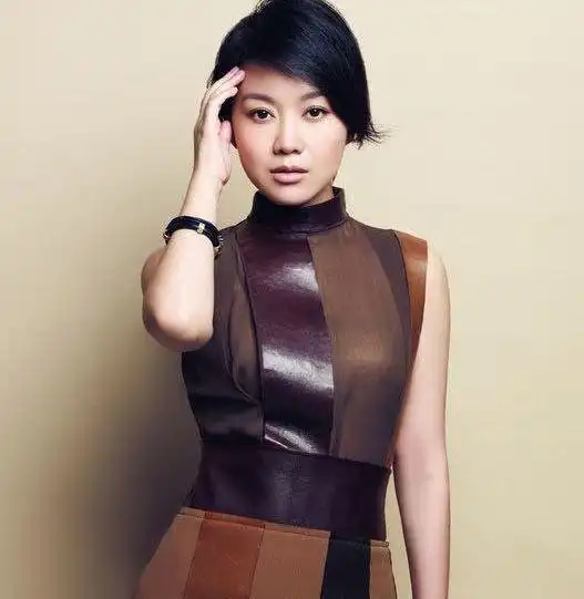  为什么女人年纪大了喜欢剪短发显年轻是关键,看闫妮就知道