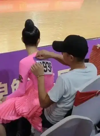  文章女儿独自参加舞蹈比赛,拿倒数表情失落,爸爸曝新恋情后缺席