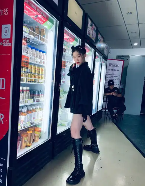  表情包女孩金靖,私服却堪比时装秀,马甲线大长腿一样都不少