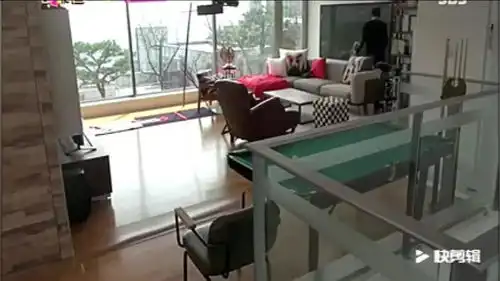  exo成员朴灿烈起床纠结表情萌哭