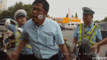  违章男子成表情包推搡交警gif表情图出炉